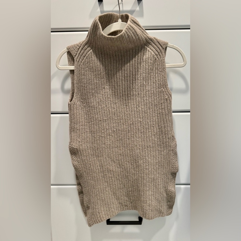 Aritzia Wilfred Cozy Tan Sleeveless Turtleneck Sweater size XXS